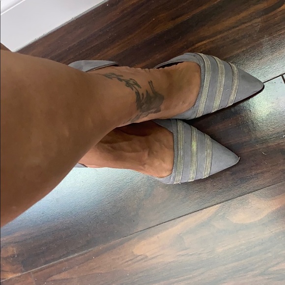 Grey 7 1/2 pump with sliver design - Picture 3 of 3